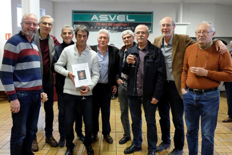 Grégory Gilles présente le livre-hommage à son père Alain, en compagnie d'anciens joueurs de l'Asvel.